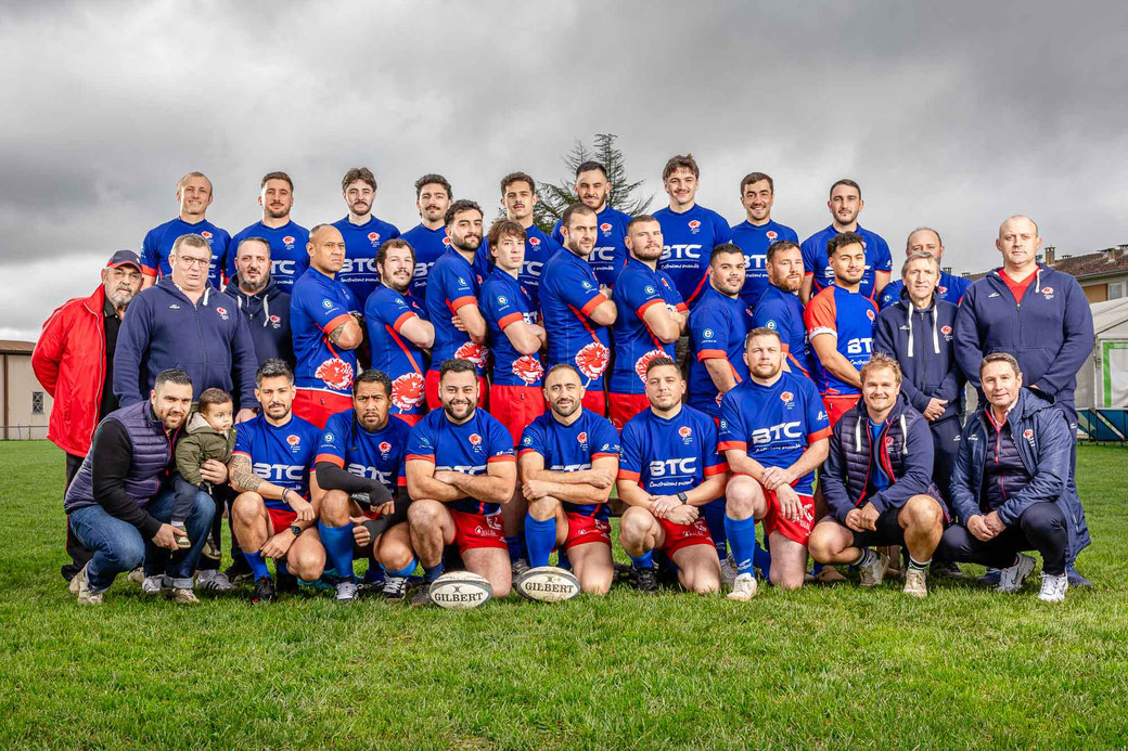 Photographe de club de rugby à Montauban réalisant une photo d’équipe avec les joueurs et le staff