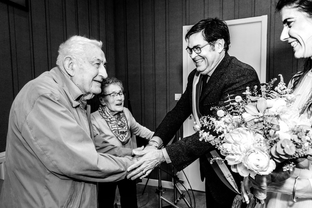 Rencontre émouvante entre les mariés et leurs grands-parents lors d’un mariage photographié en noir et blanc par Cyril Langeard photographe de mariage à Montauban