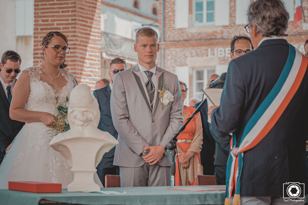 Cette photo représente une photo d'un mariage à la mairie proche de Montauban dans la région Occitanie