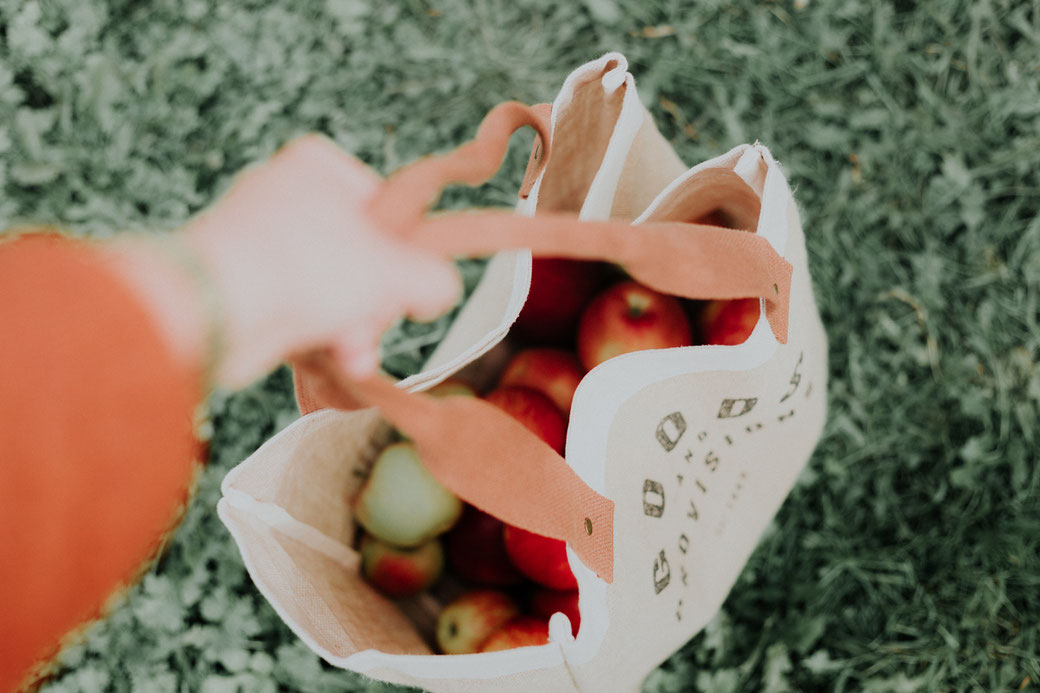 Äpfel in Stofftasche tragen