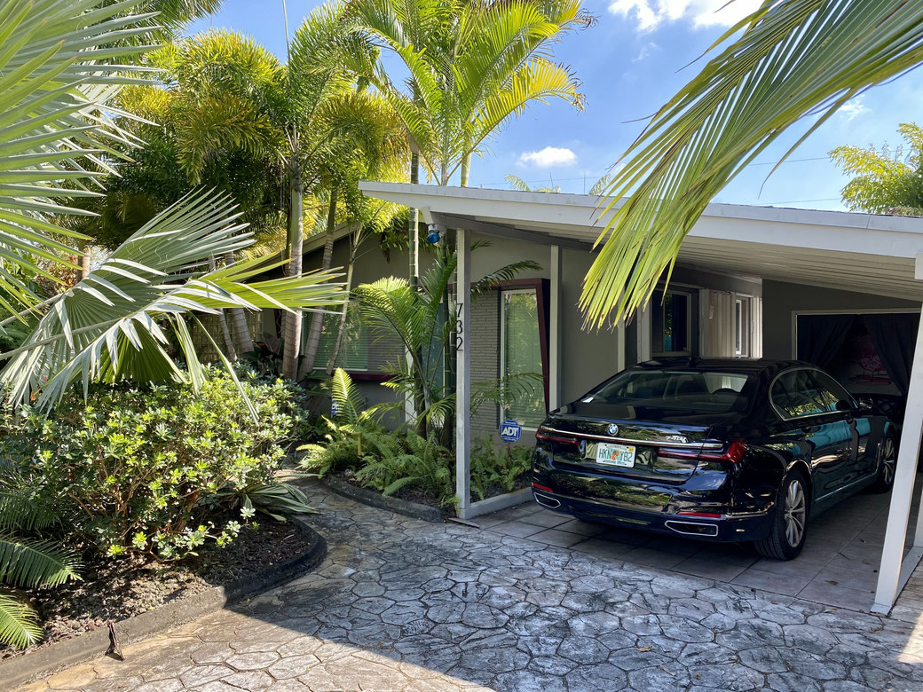 Eingangsbereich, Einfahrt und Carport