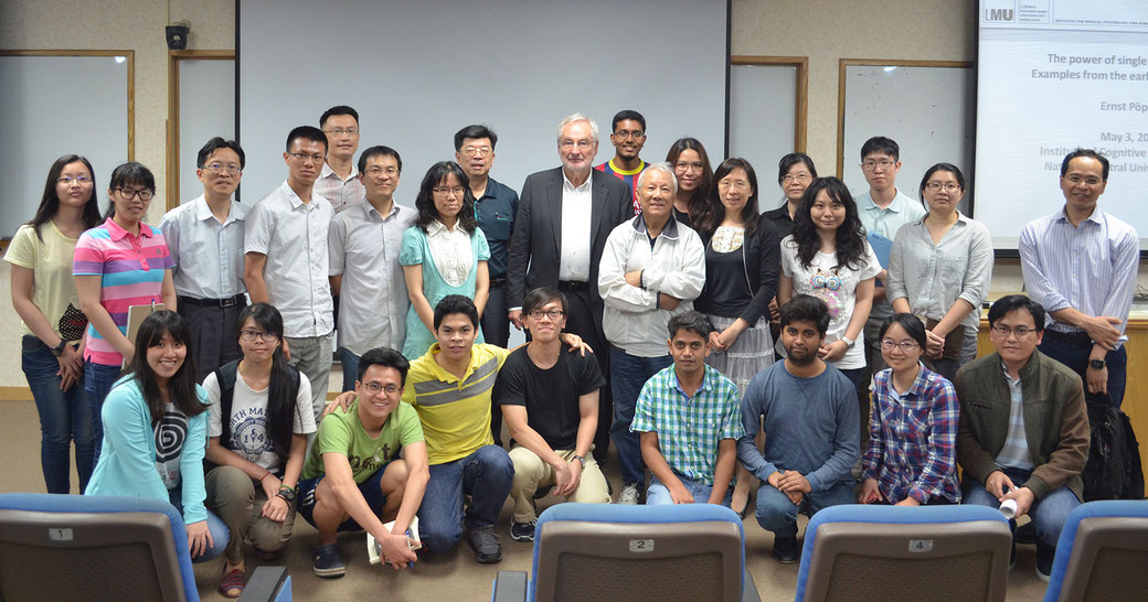 Picture of a group of students and Prof. Dr. Ernst Poeppel in a lecture on Single Case Studies in Taiwan