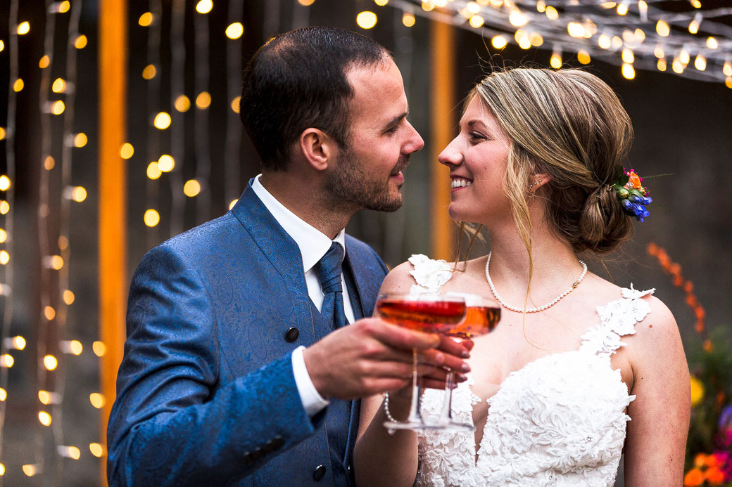 Hochzeitspaar Gläser anstoßen Sekt 