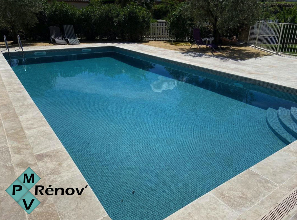 Rénovation du carrelage en mosaîque de la piscine et des margelles dans le gard par mpv rénov