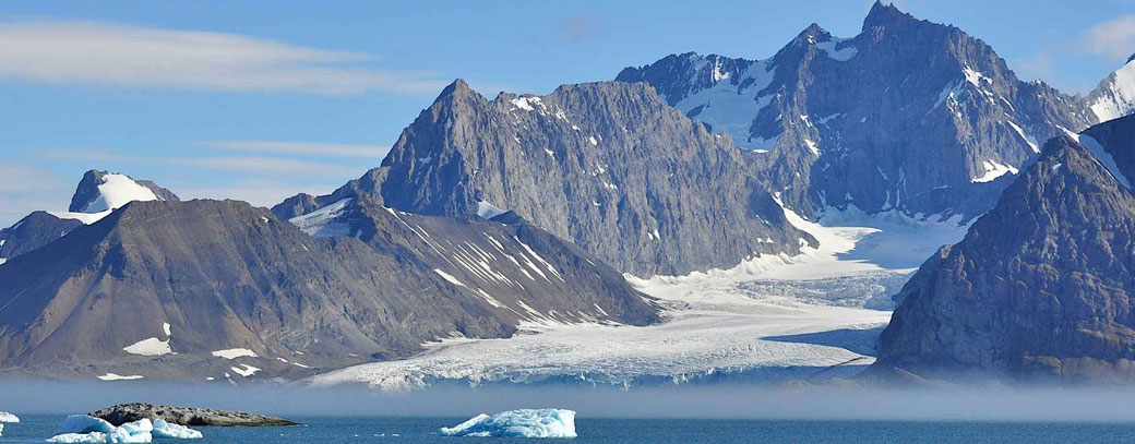 Berge und Gletscher und blaues Meer in der Arktis