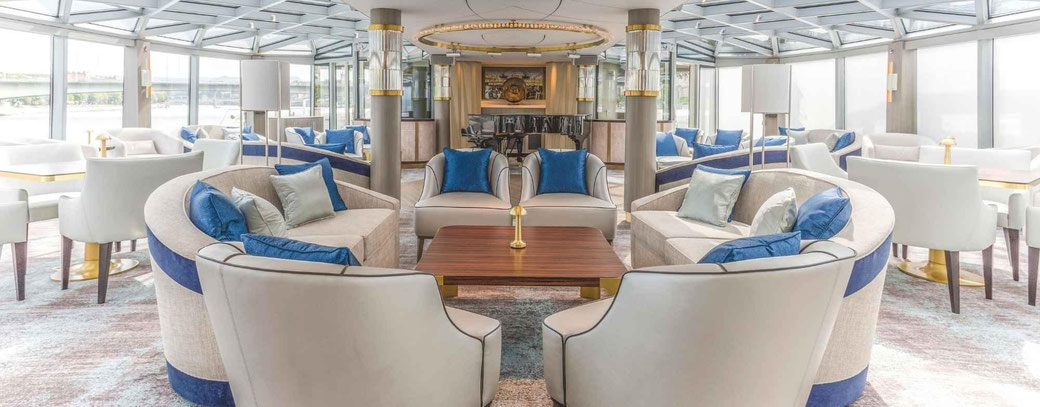 Restaurant Waterside auf der Riverside Mahler mit weißblauen Stühlen