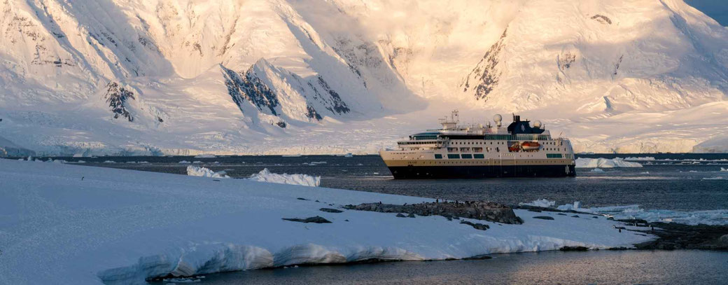 MS Fram von HX Expeditions vor schneebedeckten Bergen in der Antarktis