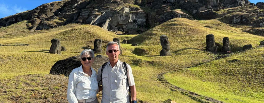 Ein Paar auf der Osterinsel vor Moai-Statuen