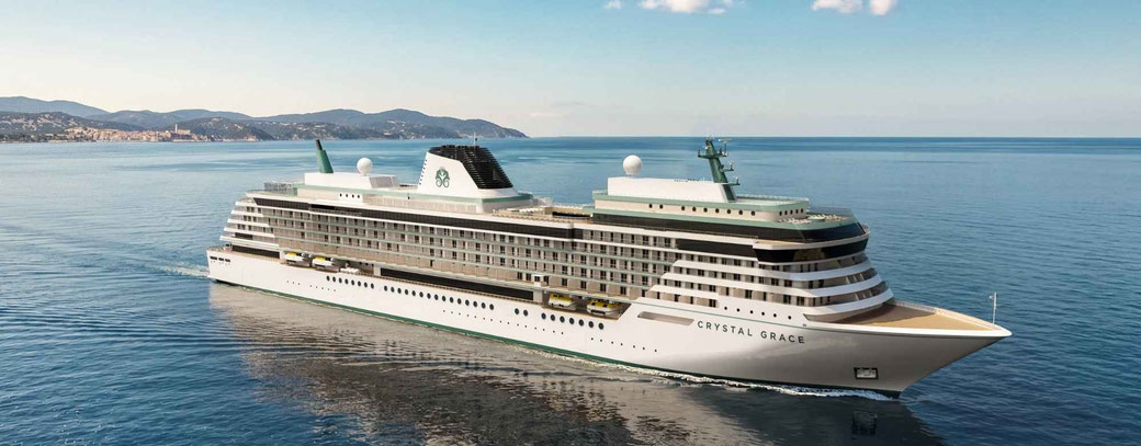 Luxuskreuzfahrtschiff Crystal Grace auf ruhiger See vor mediterraner Küstenlandschaft
