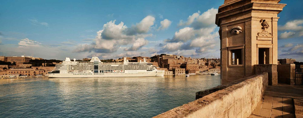 Luxuskreuzfahrtschiff vor der historischen Kulisse von Valletta auf Malta bei Sonnenuntergang