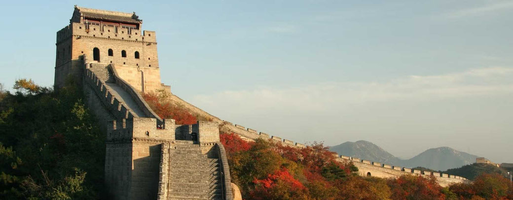 Grand Voyage Asia 2028 Singapore nach Tokyo mit Silver Muse Header und Bild der chinesischen Mauer