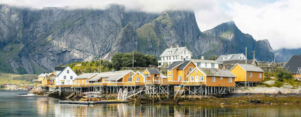 Lofoten in Norwegen mit gelben Häusern