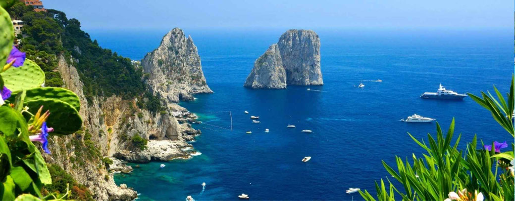 Faraglioni-Felsen vor Capri mit Blick auf die türkisblaue Küste und das Mittelmeer