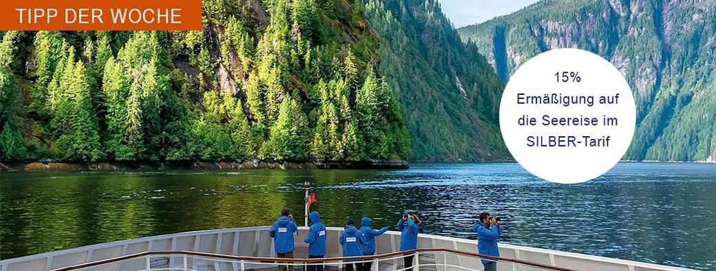 Tipp der Woche: Passagiere auf einem Ausflugsschiff fotografieren die beeindruckende Fjordlandschaft mit grünen Berghängen und ruhigem Wasser – Hinweis auf 15 % Rabatt im SILBER-Tarif