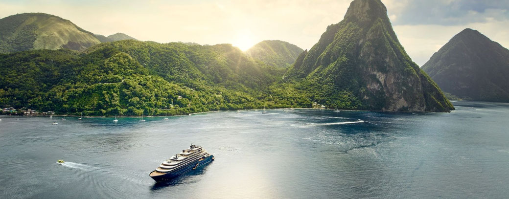 Luxu-Yacht Evrima von The Ritz-Carlton Yacht Collection in einer Bucht im Südpazifik