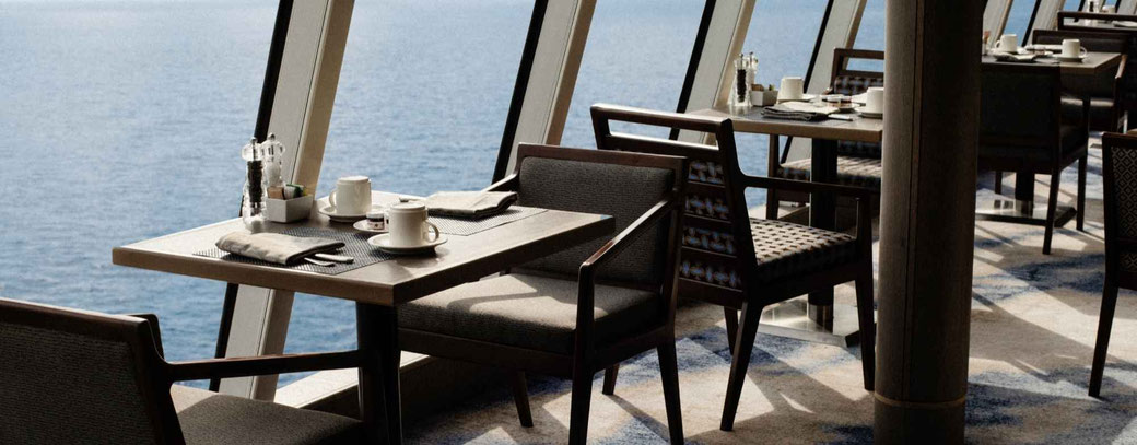 Esstische am Fenster an Bord eines Crystal Schiffes