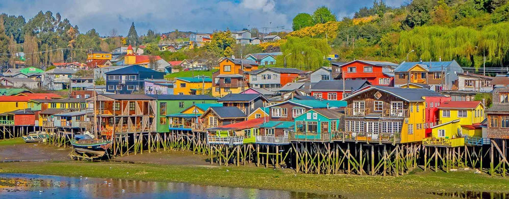 Bunte Stelzenhäuser an der Uferpromenade von Castro auf Chiloé in Chile