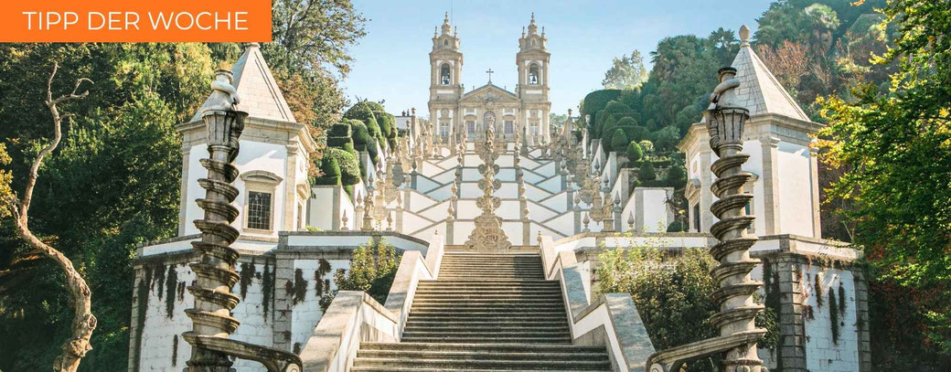 Barocke Treppenanlage des Bom Jesus do Monte in Braga, Portugal, im Sonnenlicht