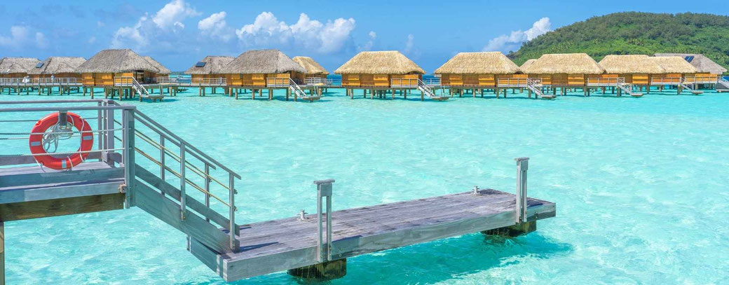 Hütten über dem blauen Wasser auf Bora Bora