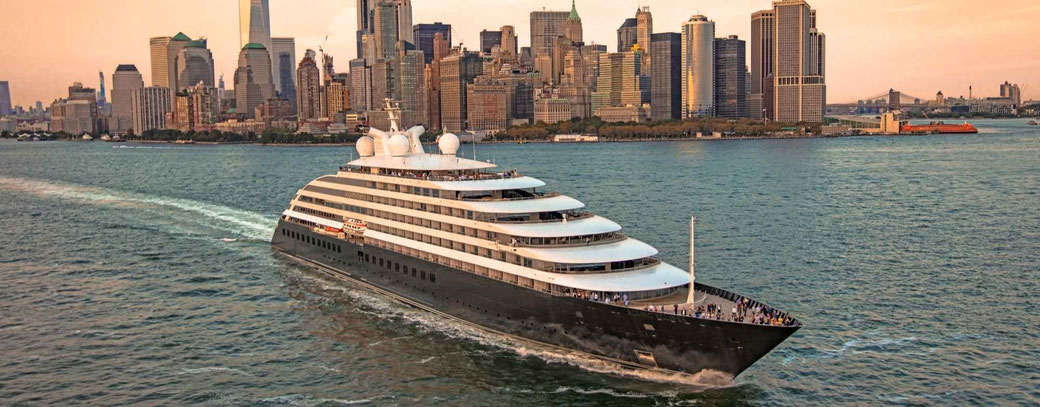 Scenic Eclipse vor der Skyline von New York während einer luxuriösen Kreuzfahrt auf dem Hudson River