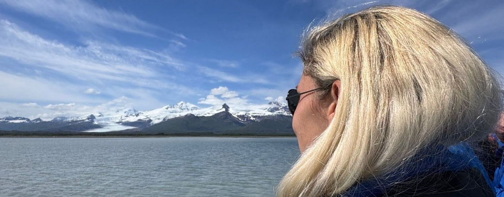 Anne Fischer von Emocaen Cruises auf der HANSEATIC inspiration guckt auf Berge in Alaska
