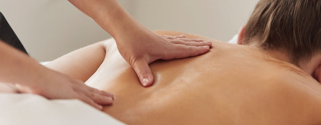 Entspannte Wellness-Massage während eines Spa-Erlebnisses an Bord eines Luxusschiffs
