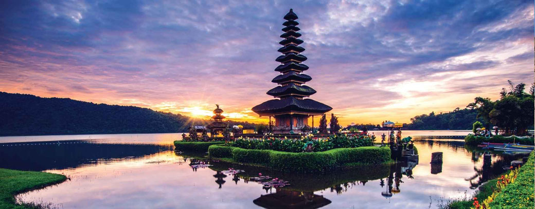 Balinesischer Tempel am See bei Sonnenuntergang in Indonesien