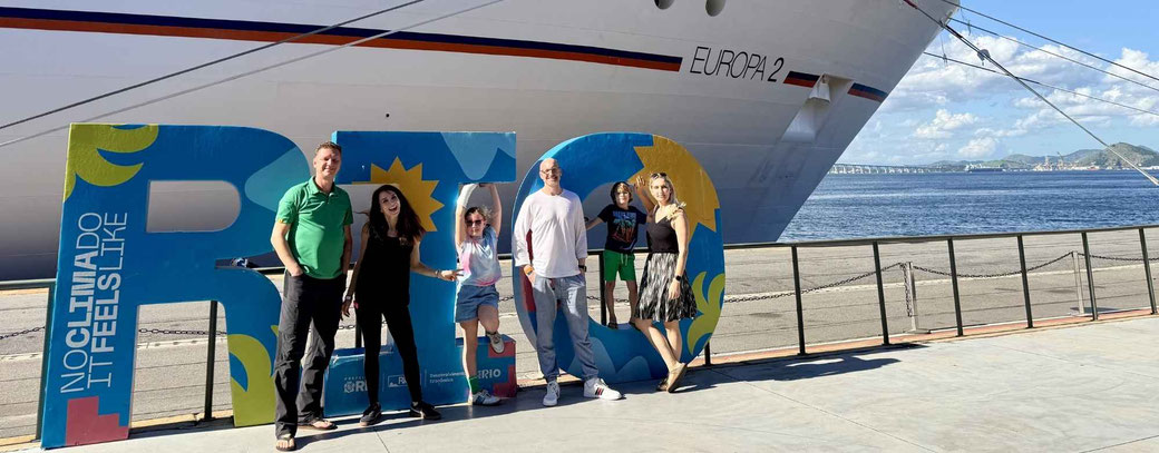 Eine Gruppe Erwachsener vor der MS EUROPA 2 in Rio de Janeiro