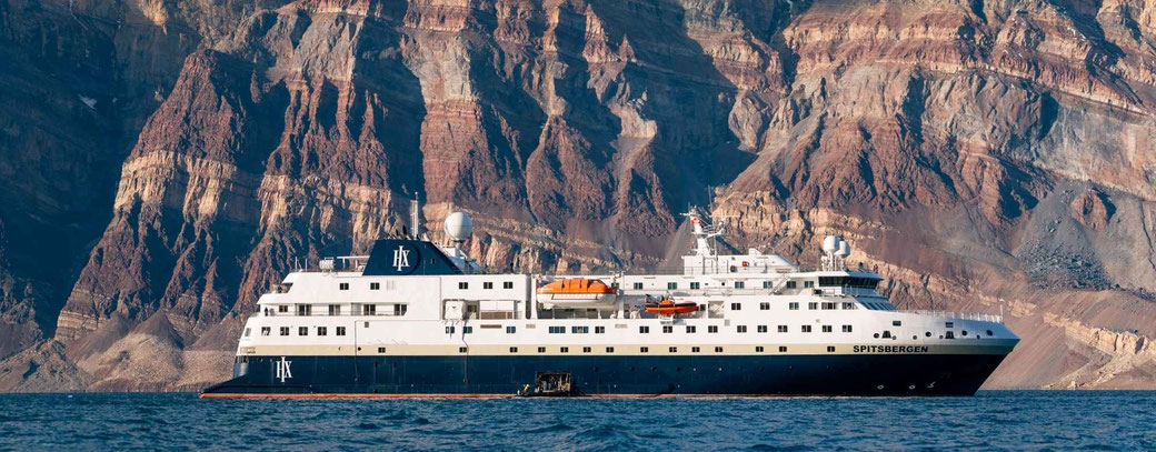 MS Spitzbergen in Grönland vor braunen Bergen in Blomsterbukta