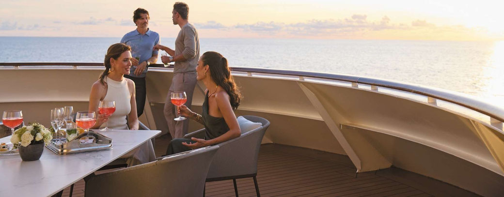 Gäste auf dem Deck eines Luxuskreuzfahrtschiffs von Regent Seven Seas Cruises