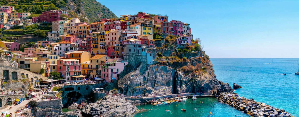 Die Bucht vor Manarola mit Hafen und bunten Häusern