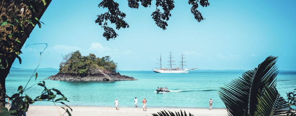 Ein Dreimaster von SEA CLOUD CRUISES in der Bucht vor der Perleninsel (Panama)