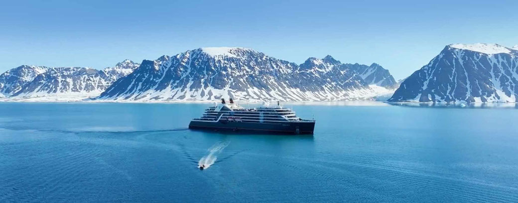 Seabourn Venture vor Eisbergen in der Antarktis1