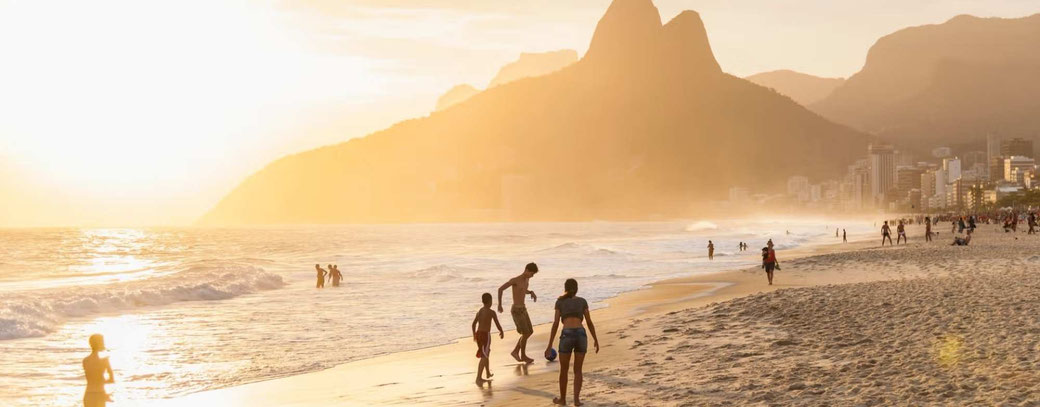 Grand South America 2028 Headerbild mit dem Ipanema-Strand in Rio de Janeiro