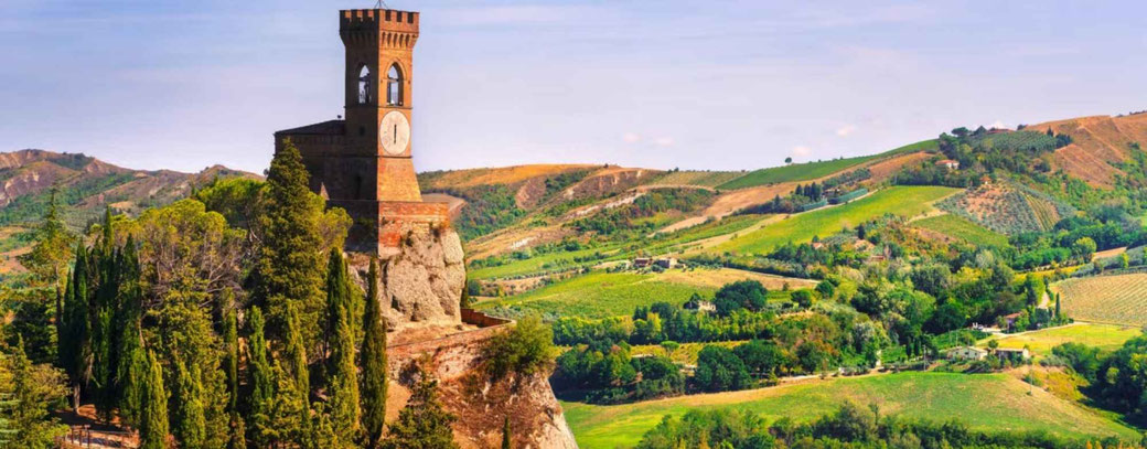 Grand Mediterrenean 2027 Header mit dem Torre dell'Orologio (Uhrenturm) in Brisighella, Italien