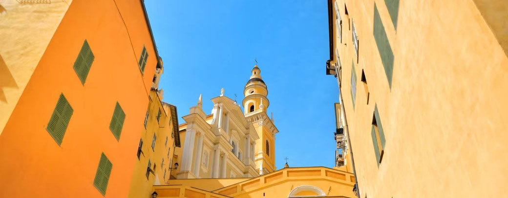 Grand Voyage Grand Mediterranean 2028 Routenkarte mit Silver Dawn mit der Basilika Saint-Michel-Archange in Menton, Frankreich