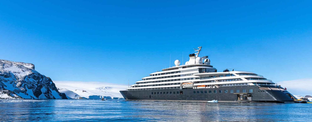 Scenic Eclipse in den eisigen Gewässern der Antarktis vor schneebedeckten Gletschern und imposanter Polarlandschaft