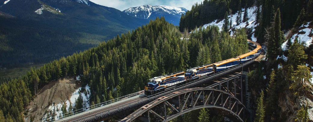 Der Rocky Mountaineer fährt durch die Berglandschaften von Kanada
