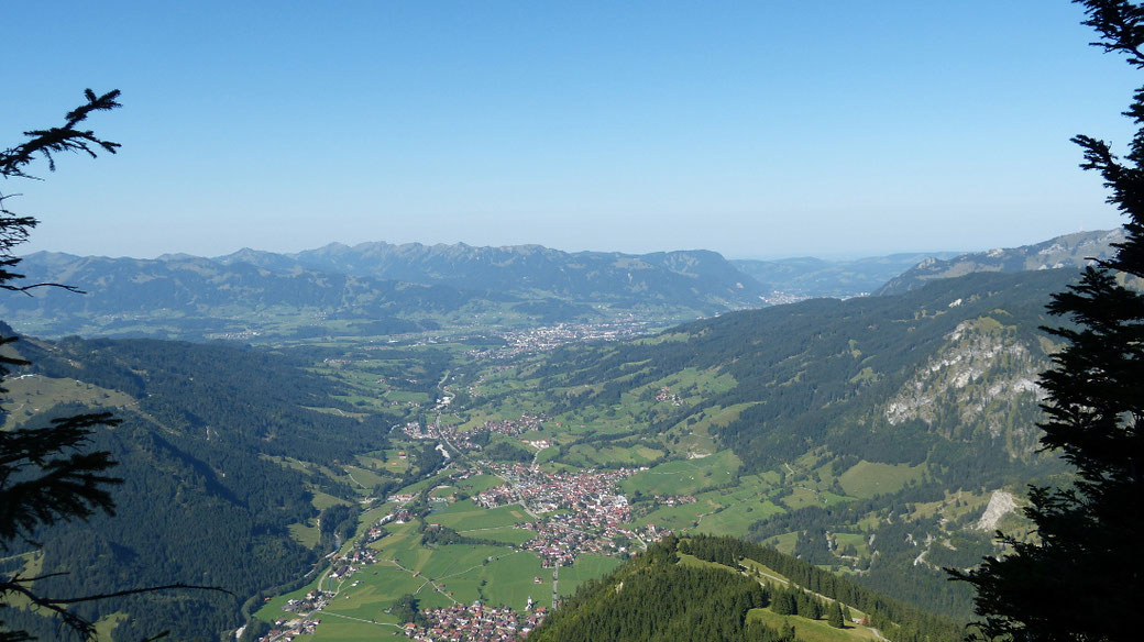 Blick ins Tal auf Hindelang und Sonthofen