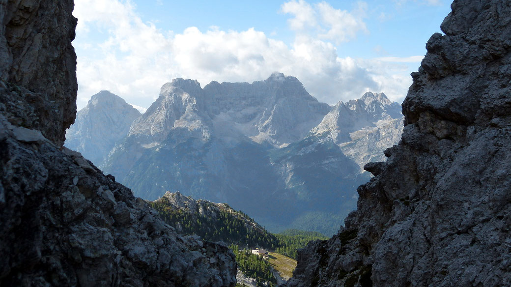 Ein Blick zurück auf die Col de Varda Hütte und Berge der Sorapis-Gruppe