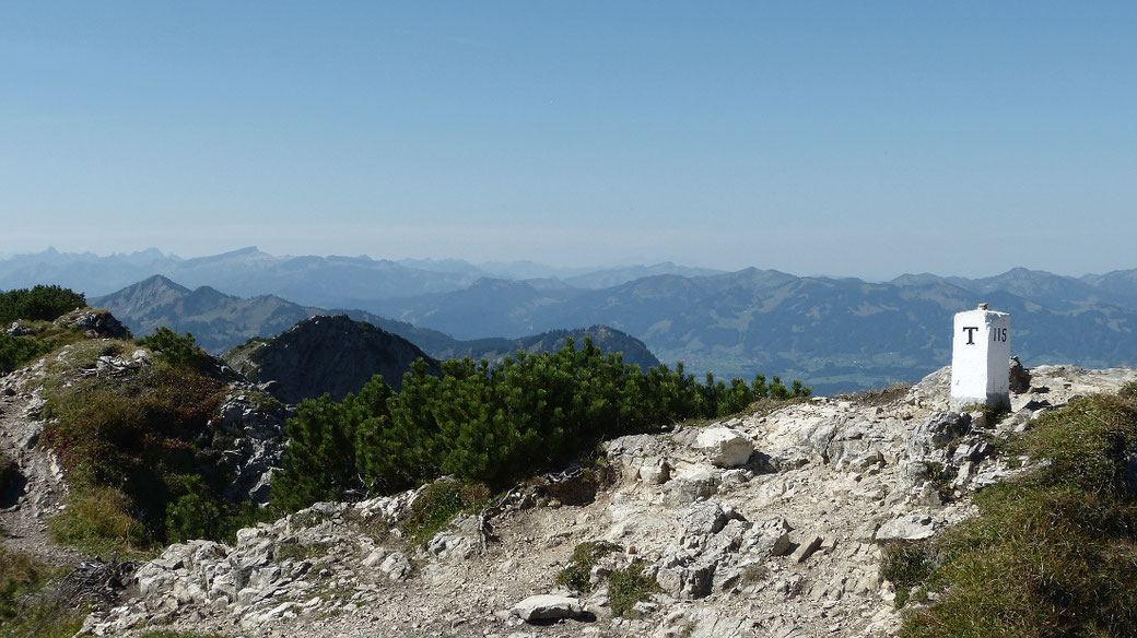 Auf dem Kühgundkopf (1907 m) erinnert ein Stein an die Grenze zwischen Bayern und Tirol. Ein Gipfelkreuz gibt es hier, am höchsten Punkt des Grates, nicht.