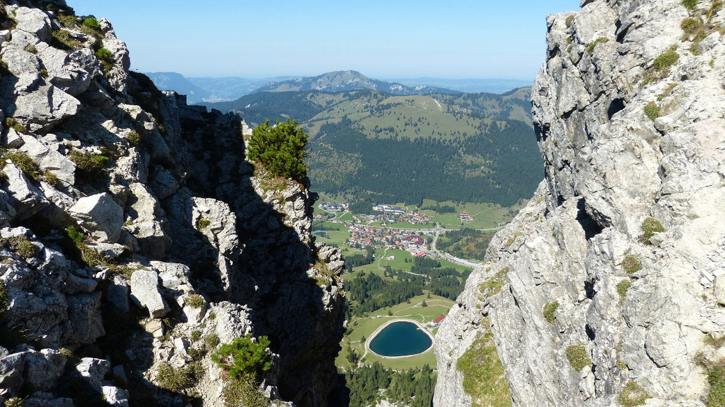 Tief unten liegt Oberjoch am Fuße des Jochschrofen, Großer Hirschberg und Spitzer. Der höhere Gipfel dahinter ist der Grünten.