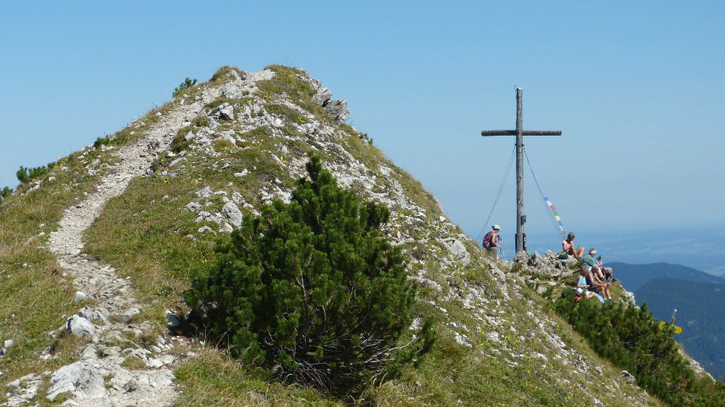 Die Kühgundspitz (1893 m) mit Gipfelkreuz. Von nun an geht es abwärts.
