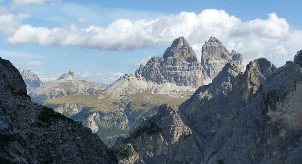 Oben werden wir mit einem wunderschönen Blick auf die Drei Zinnen belohnt. Links der Schwabenalpenkopf
