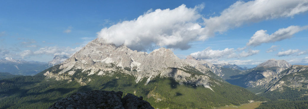 Blick auf den Monte Popena. Er ragt auf der anderen Seite des Misurinasees in die Höhe.