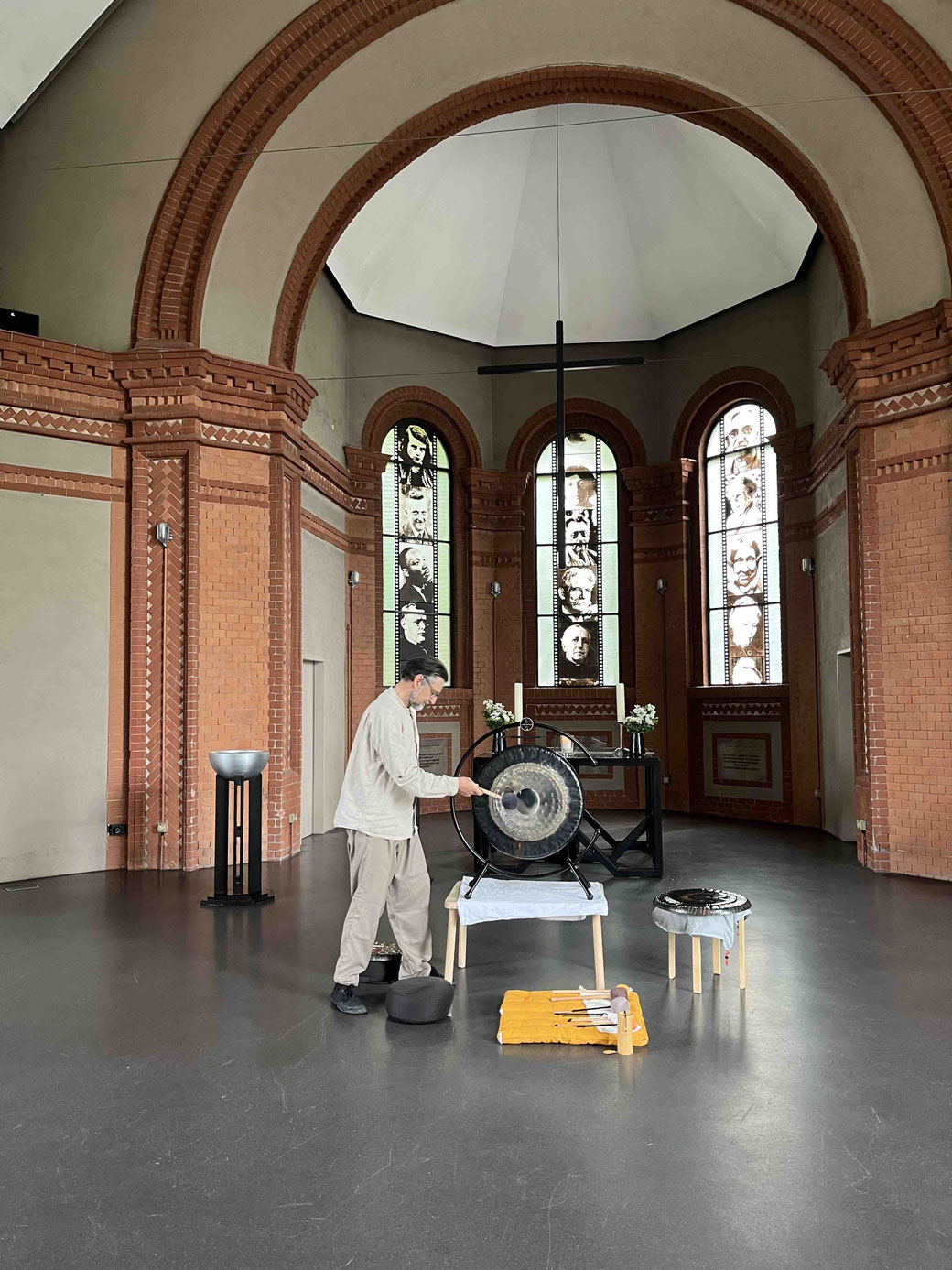 Martin Schmitz spielt stehend einen Gongh in der Apostelkirche in Eimsbüttel
