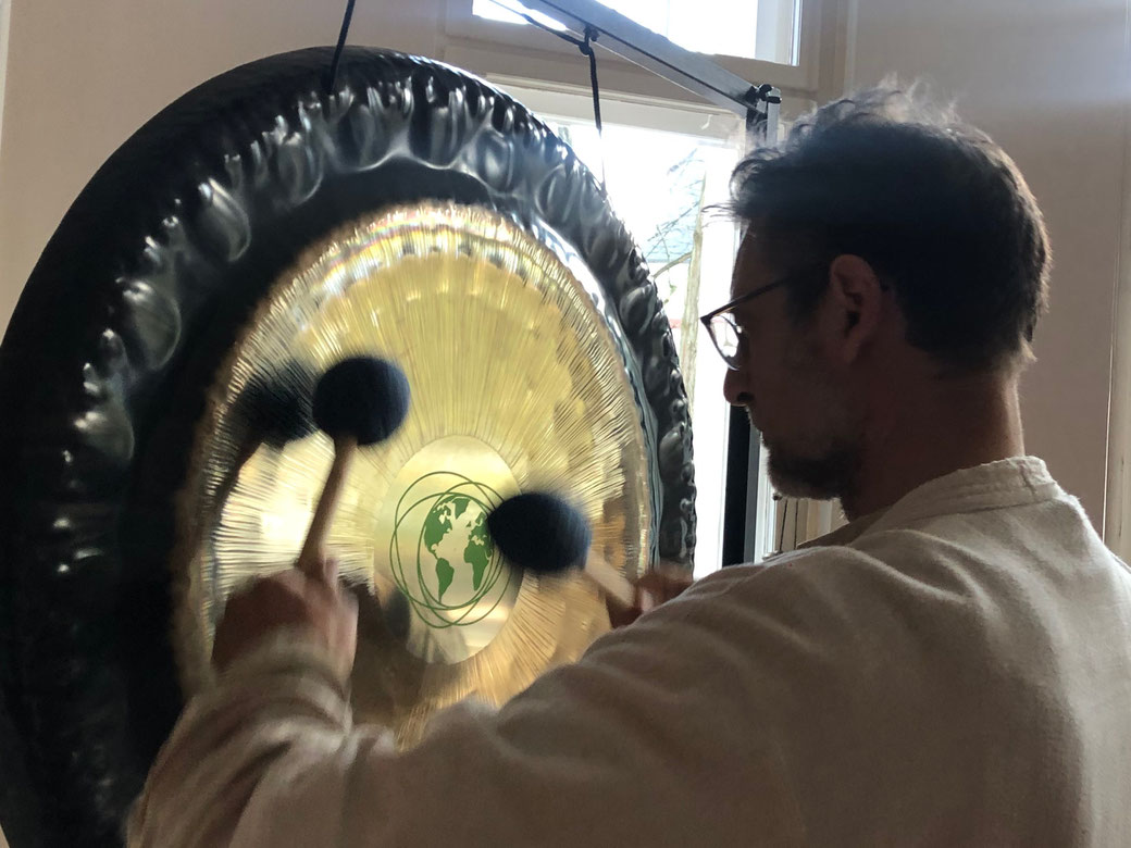 Martin spielt einen Gong