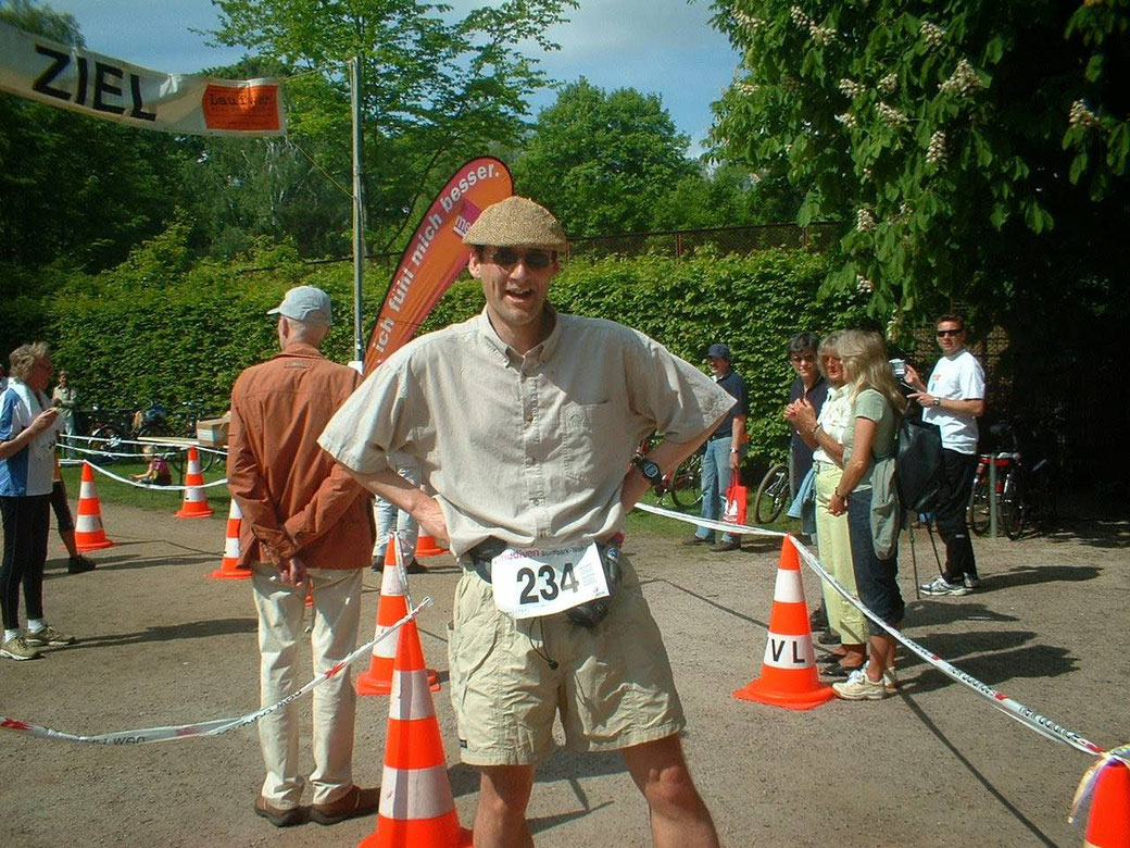 Martin steht glücklich und etwas erschöpft im Zielbereich nach einem Wettkamp
