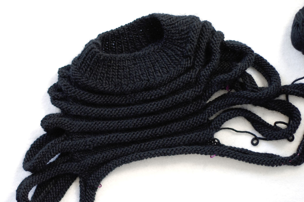 Needlework in progress - knitted postapocalyptic vest Zombie - Zebraspider DIY Anti-Fashion Blog
