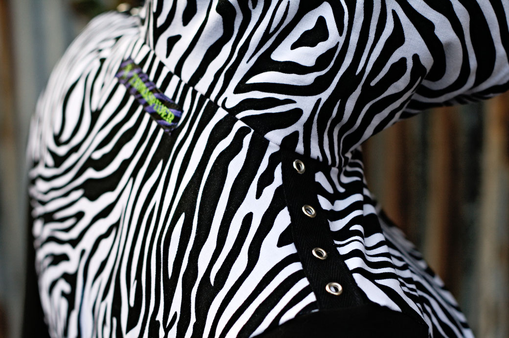 Die neuen Zebrakapuzenshrugs - Ösenband an der Schulter - Zebraspider DIY Anti-Fashion Blog